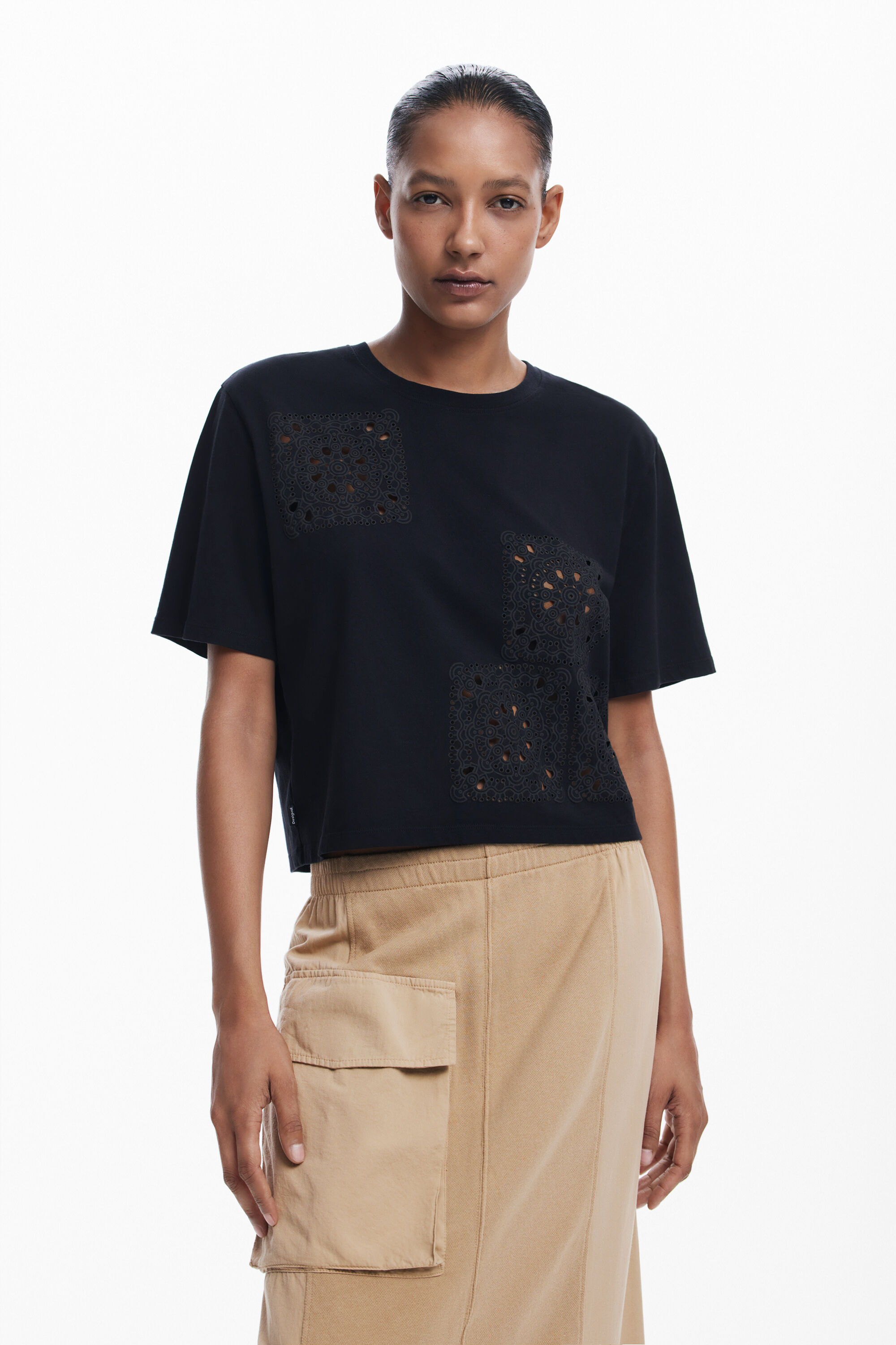 Camiseta lisa com detalhes