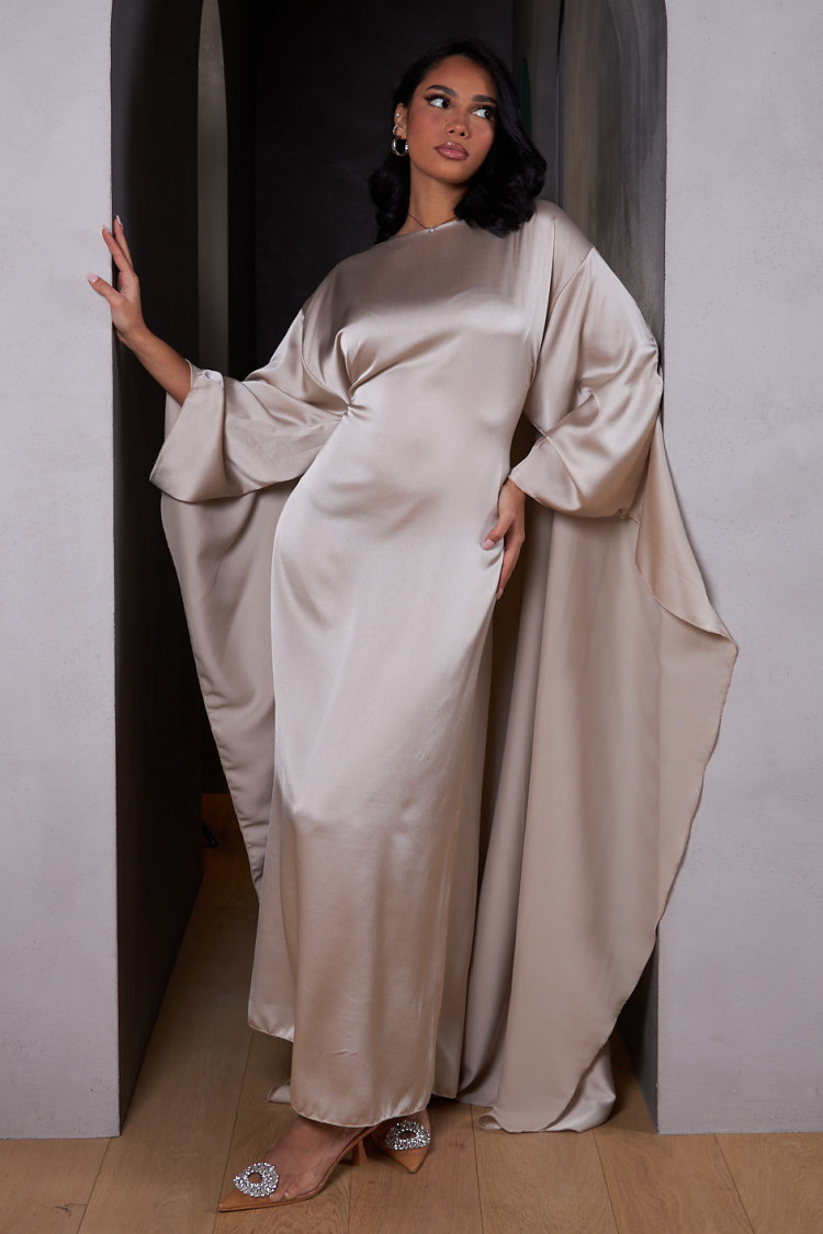 Robe ample ceinturée et satinée beige avec empiècement cape