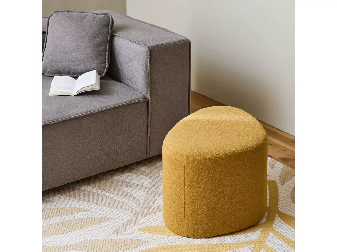 tabouret. pouf en forme de galet en tissu moutarde. TAO L 60 x P 44 x H 40cm