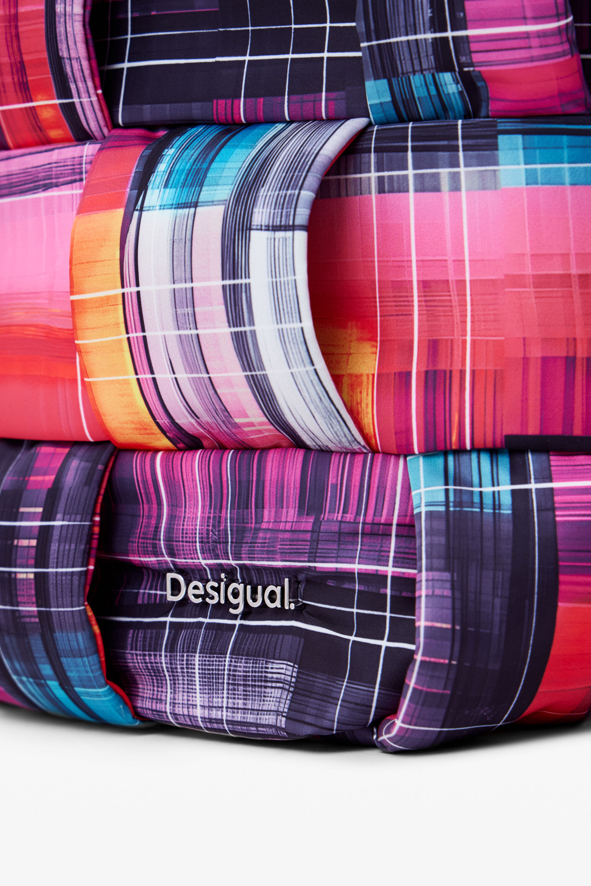 Bolsa artística de nylon com alças multiposicionais.