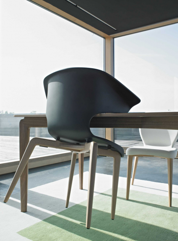 ClassiCon Munich Armchair stoel, eiken onderstel,  zwart leer
