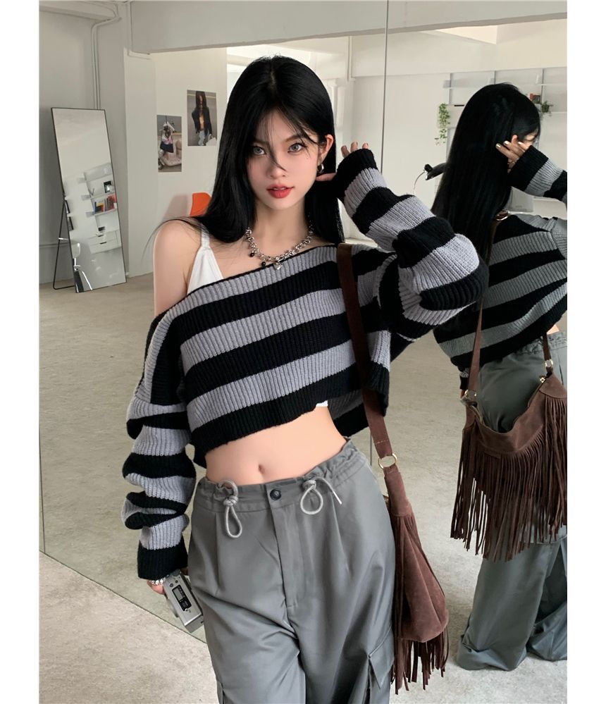 Gilmort - Gestreepte off-shoulder gebreide trui met lange mouwen