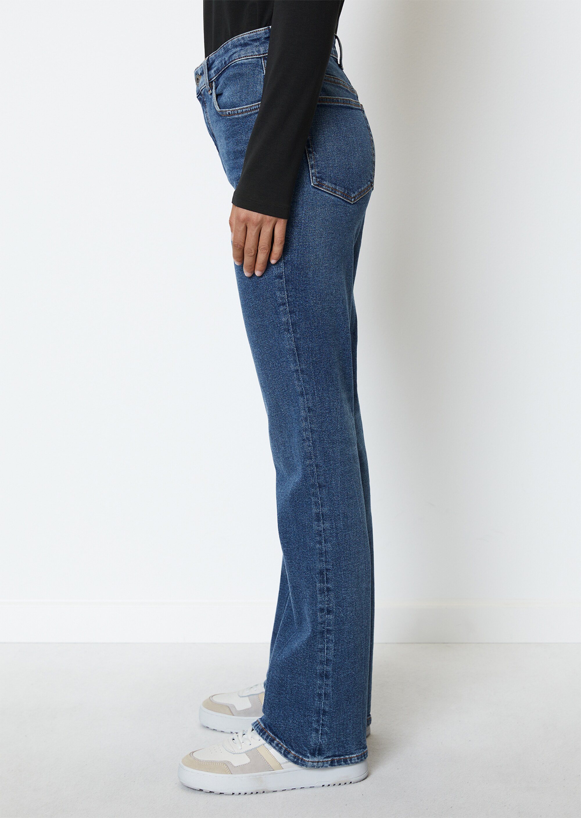 Jeans Modell KIRUNA flaredmit hoher Taille