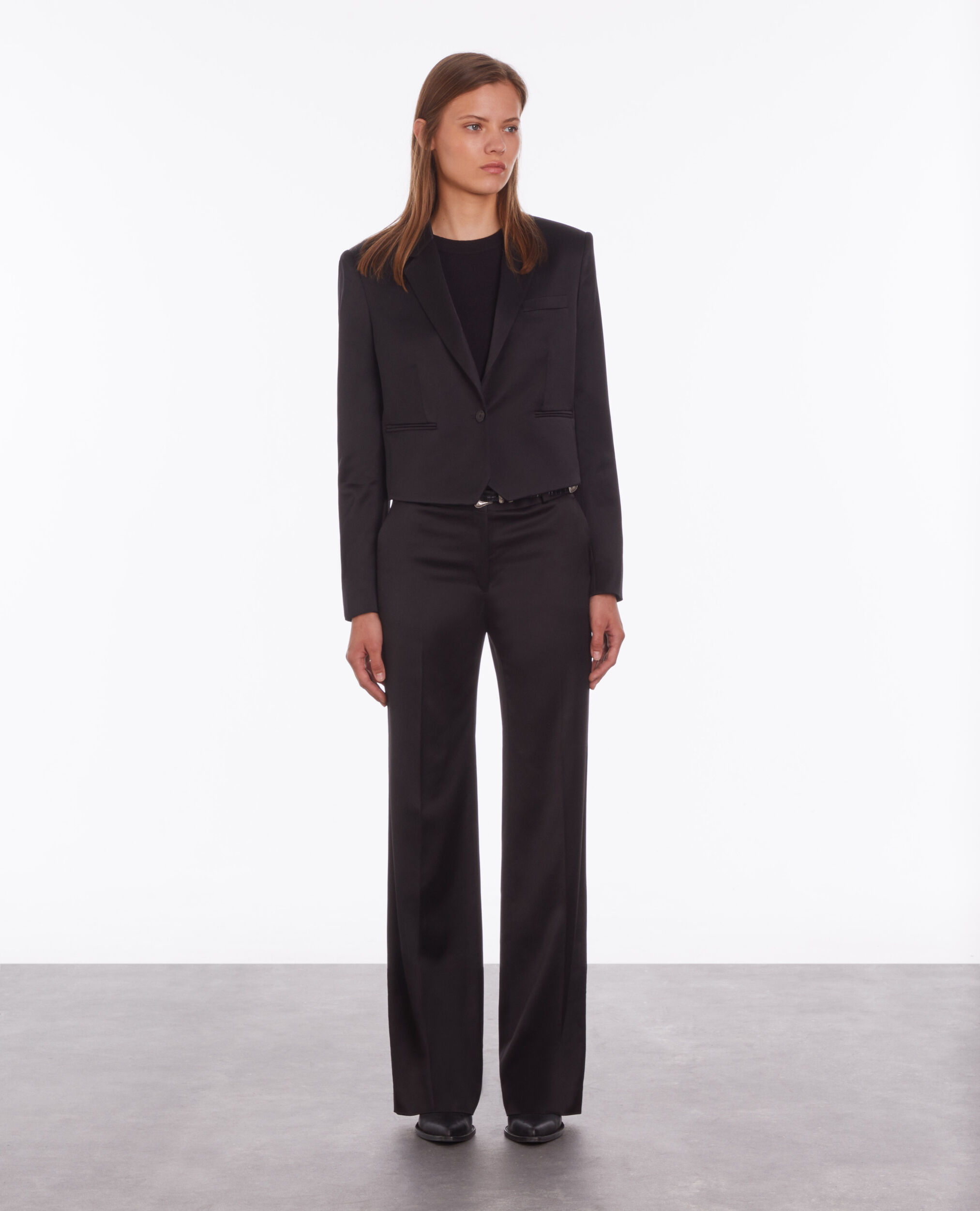 Veste courte noire satinée
