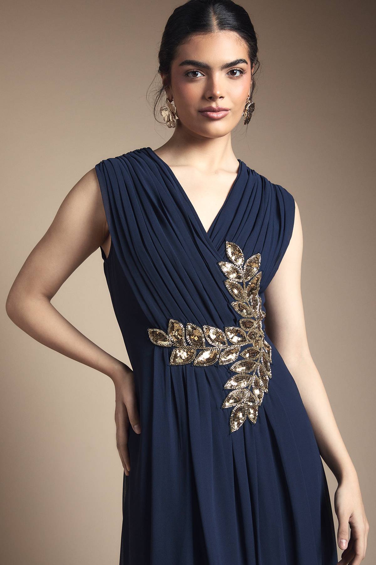 Wallis Robe Longue en Georgette à Encolure Portefeuille Ornée de Perles