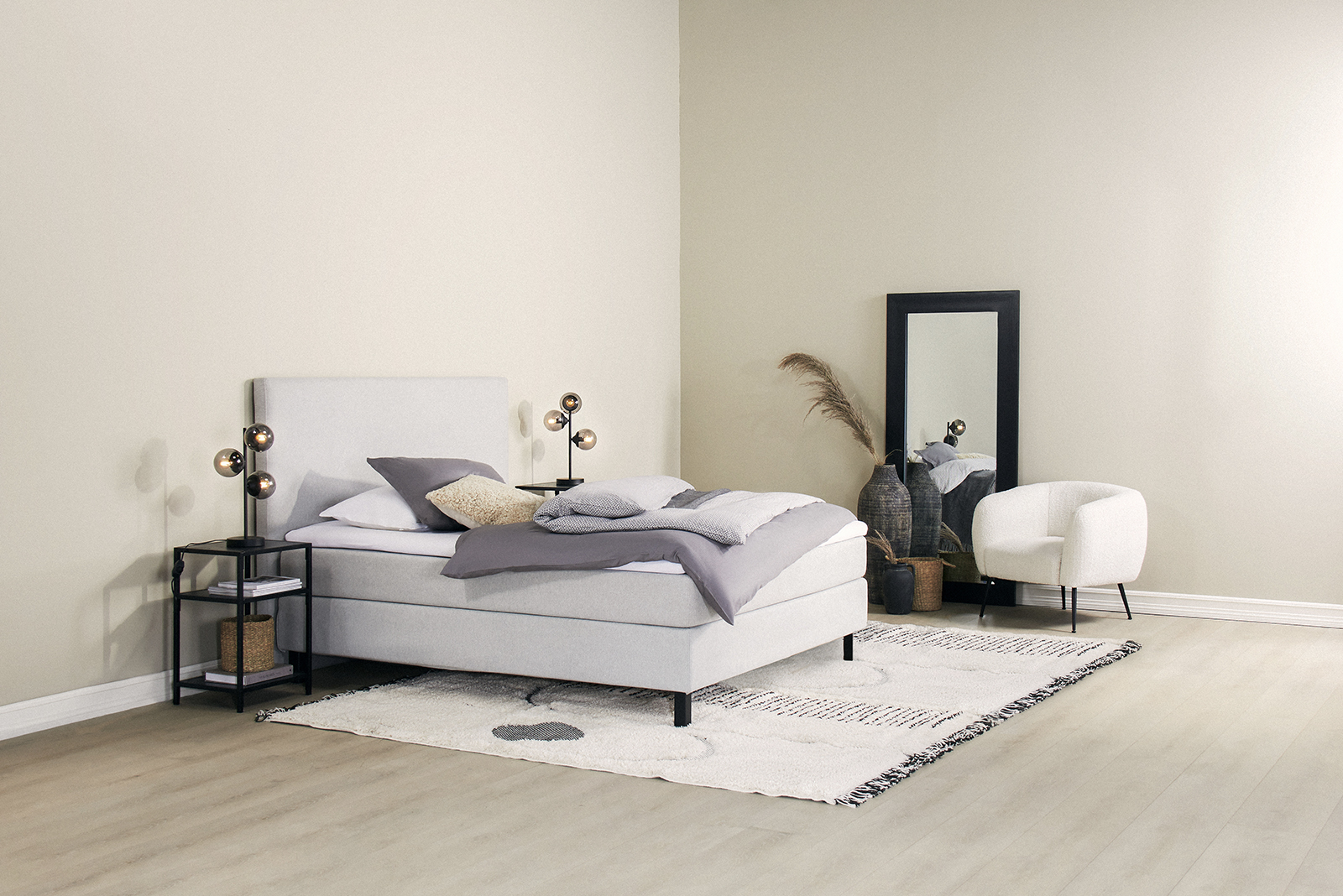 Komfort 3 kontinentalseng 150x200 cm i tekstil Primo lys grå 84 med fast/fast fasthet, Komfort 3 overmadrass og firkantet sorte ben 15 cm