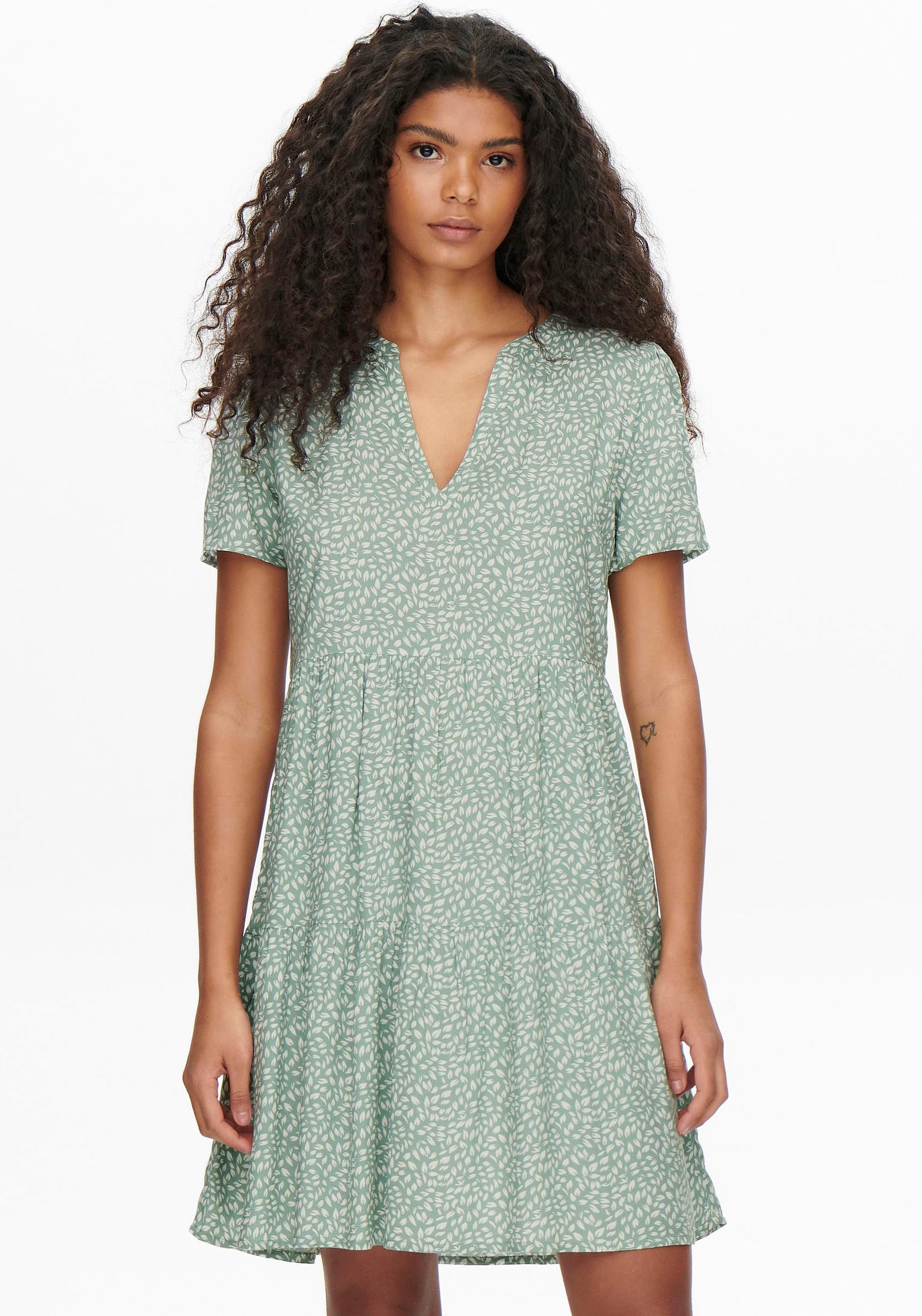 ONLY Sommerkleid »ONLZALLY – Sommerkleid mit V-Ausschnitt und Stufenvolant« regular fit, feminin, Jersey, Viskose, V-Ausschnitt