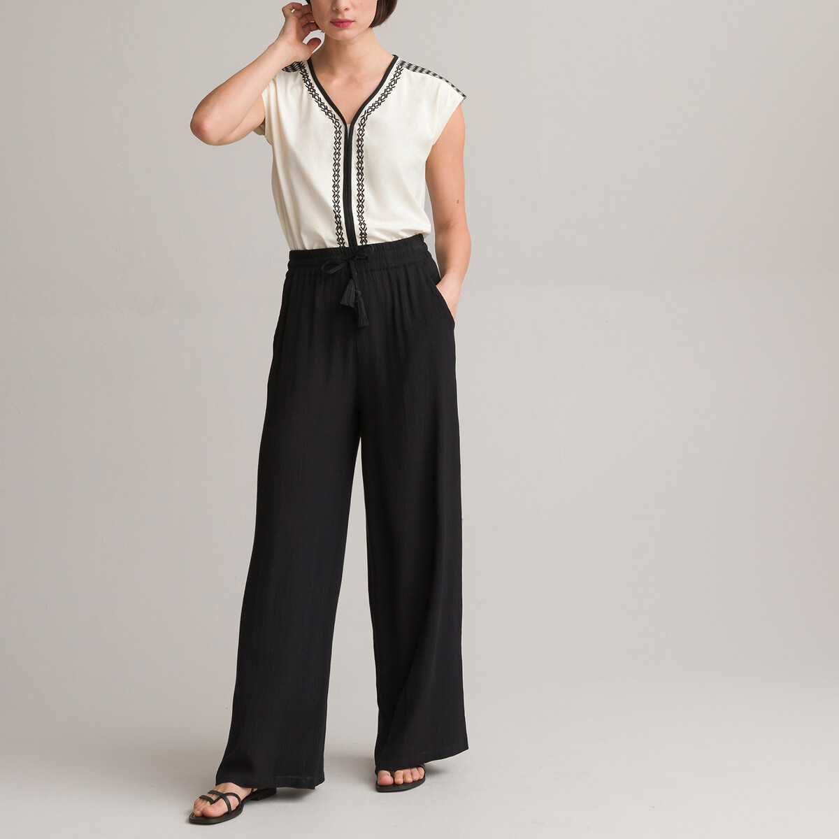 ANNE WEYBURN<br>Camiseta bordada, decote em V, mangas curtas