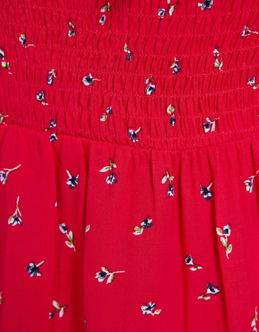 Vestido curto com estampa e decote halter