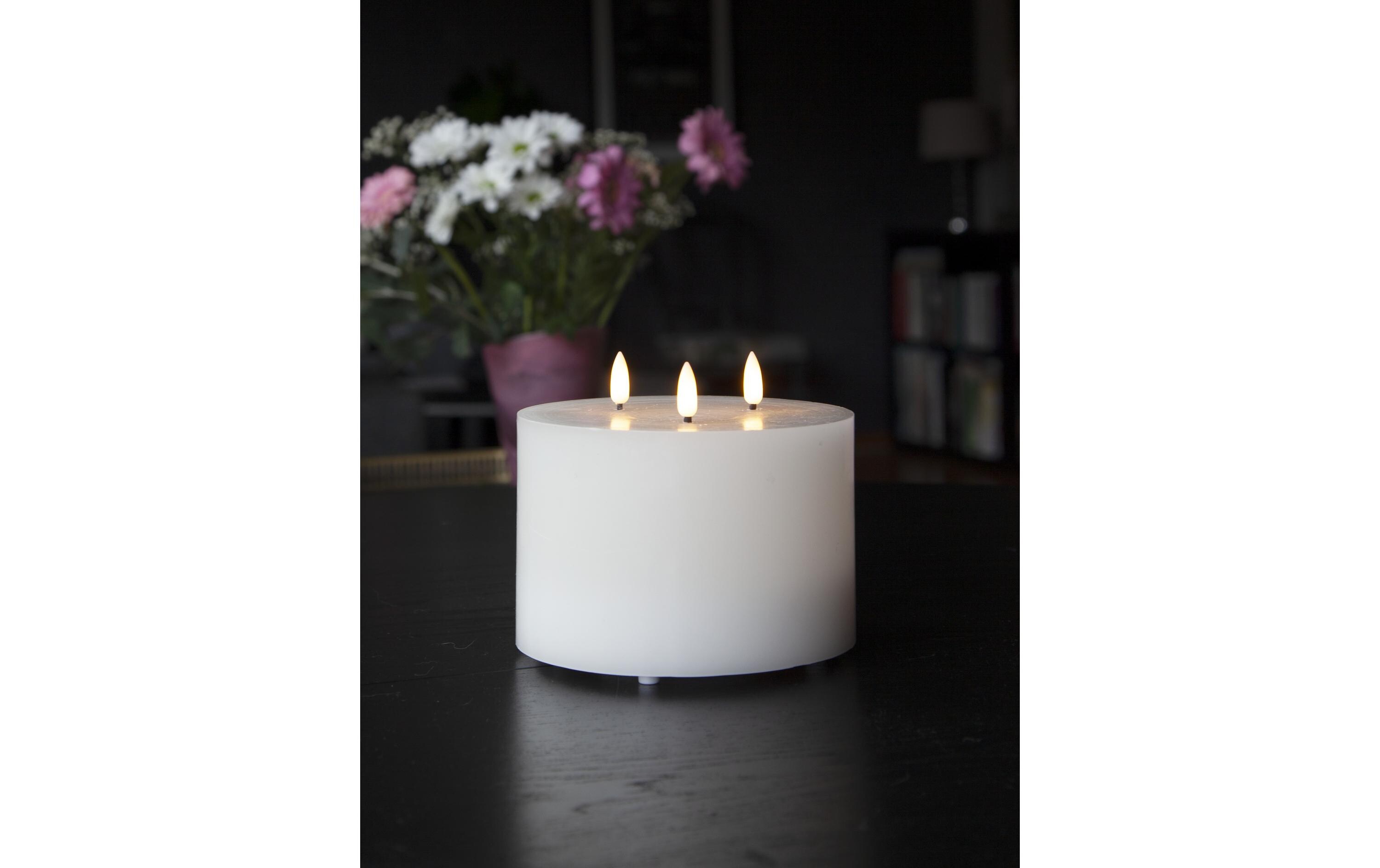 LED-Kerze Pillar Flamme Ø 15 x 13 cm, WeissLED Kerze aus Wachs mit drei Flammen