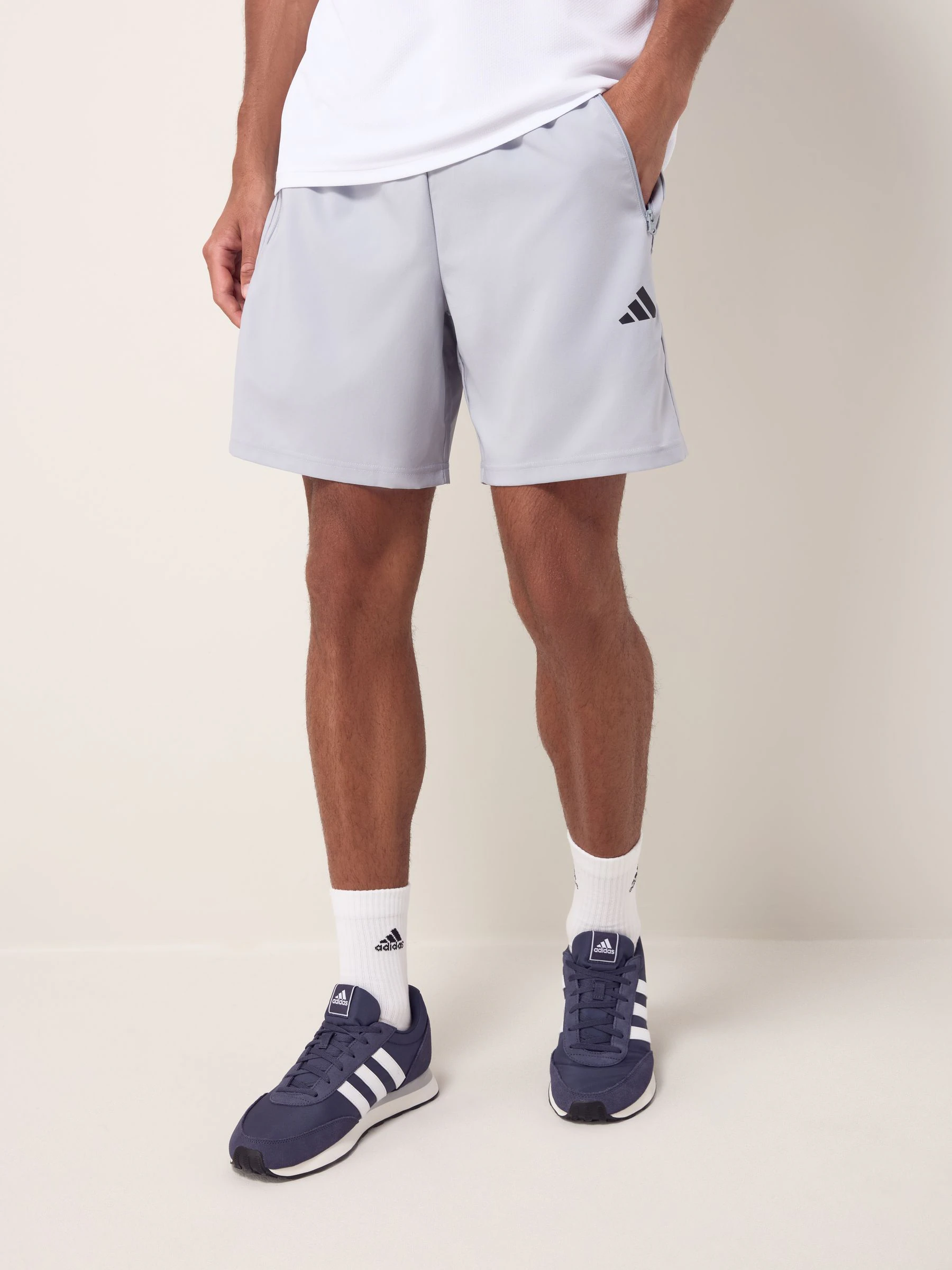 Lichtgrijs - adidas Train Essentials geweven trainingsshorts
