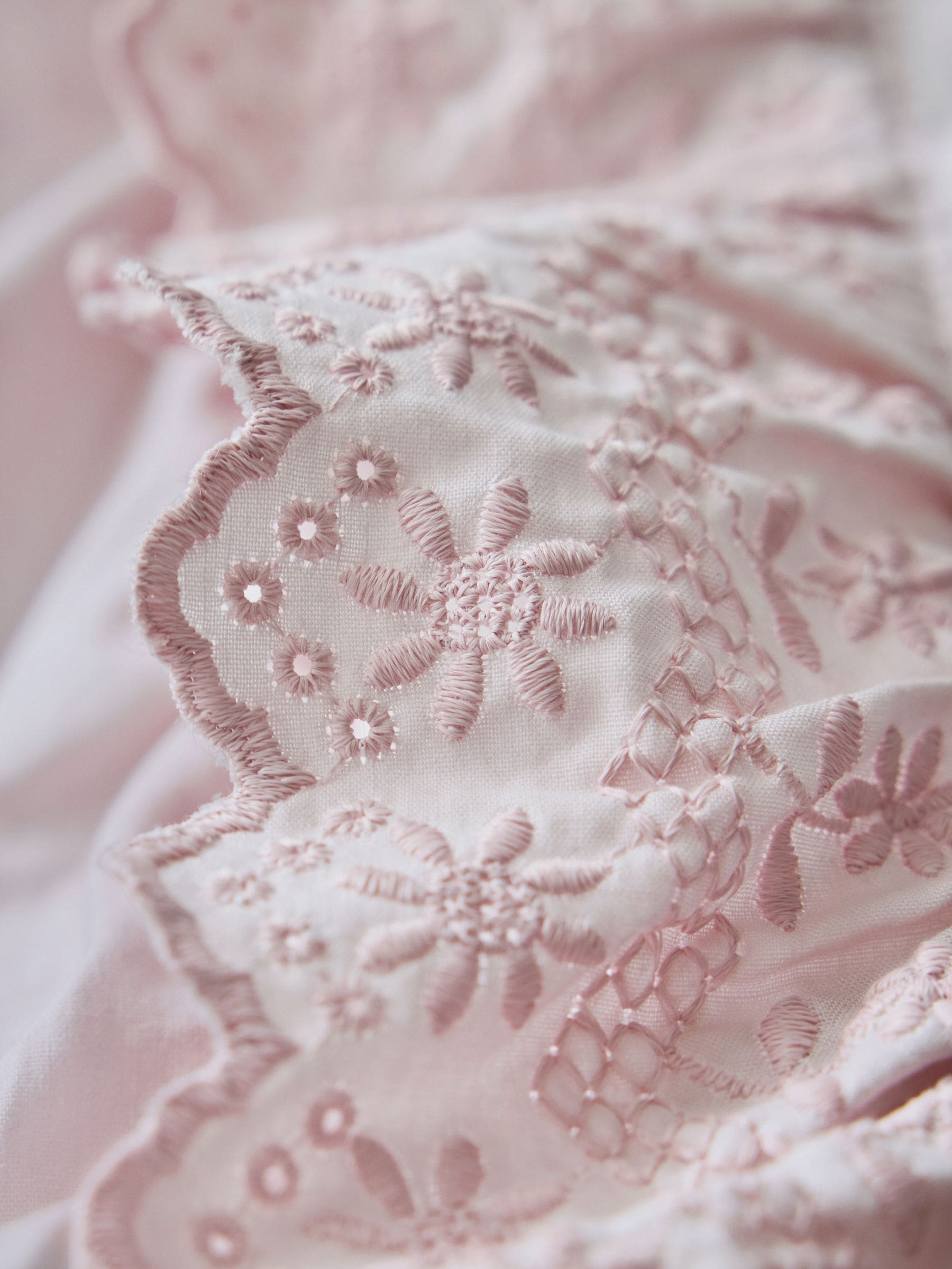 Shabby Chic by Rachel Ashwell® broderie anglaise ruche dekbedovertrek en kussensloopset