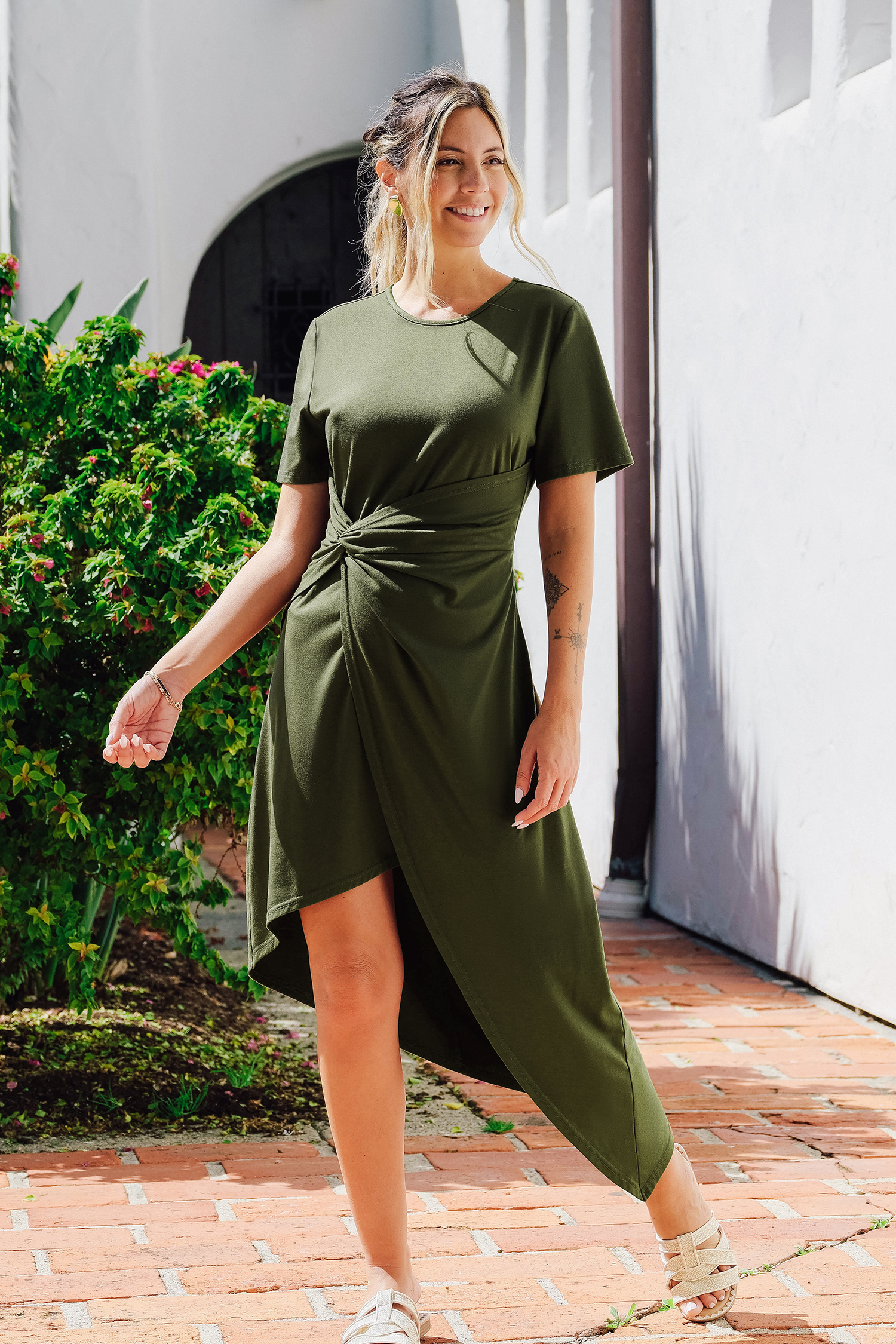 Robe en jersey à col rond et manche courte torsadée asymétrique