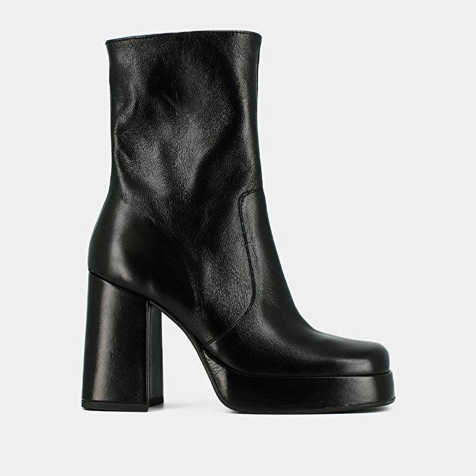 Boots à talons et bouts carrés  en cuir veilli noir