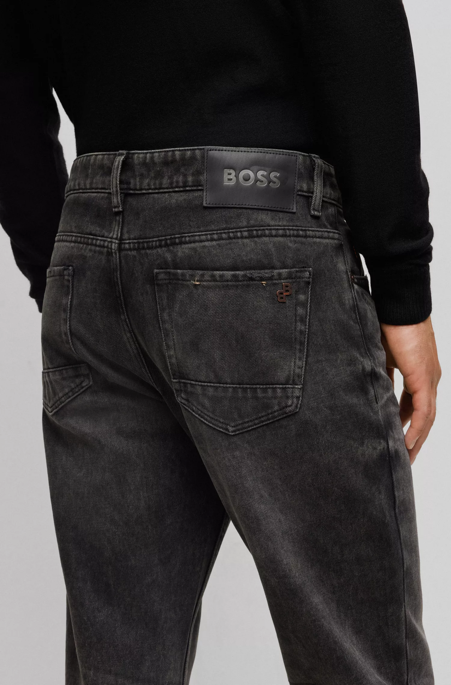 Calça jeans BOSS Orange de modelagem relaxada em denim rígido preto