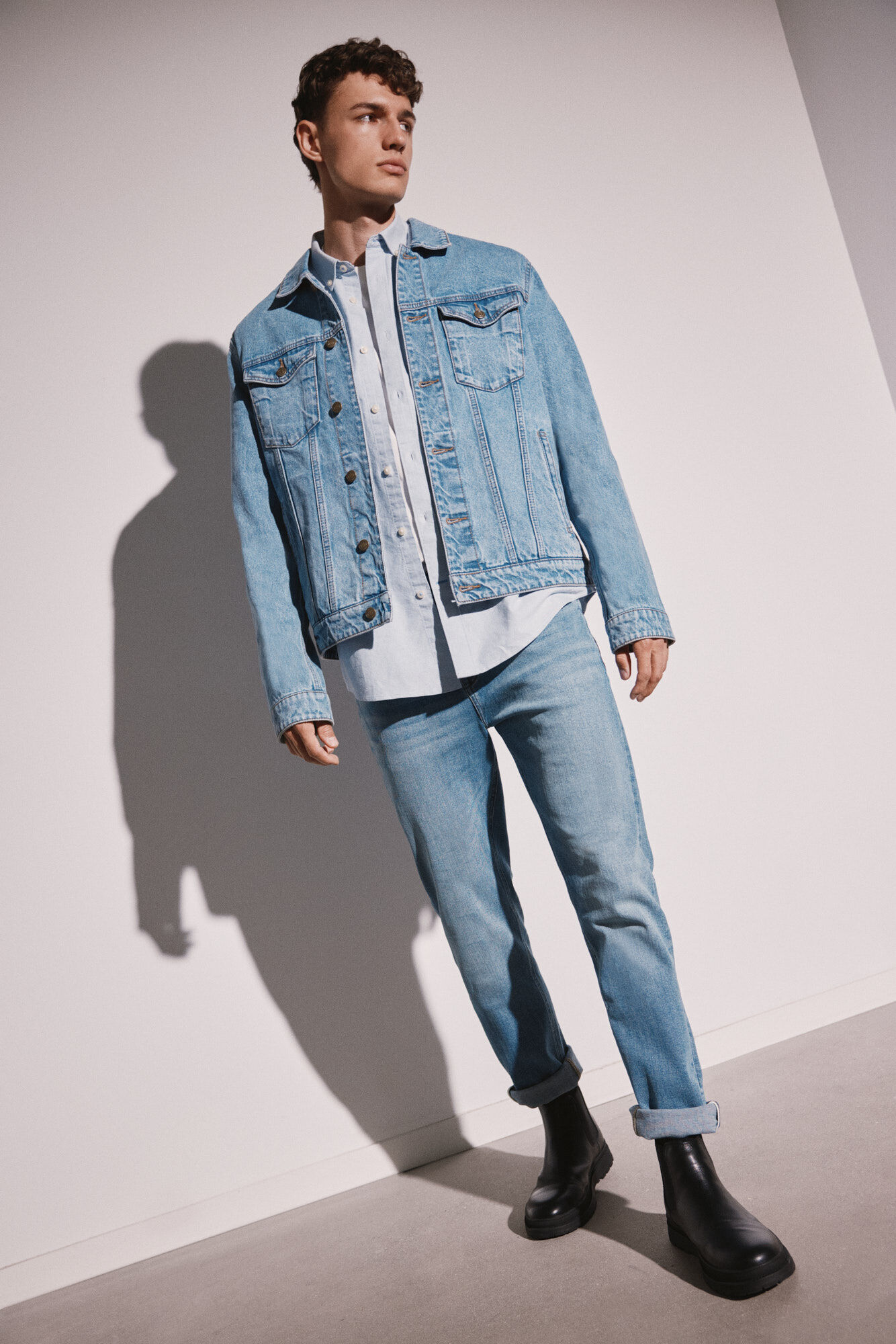 Calça jeans slim, lavagem média, levemente suja.