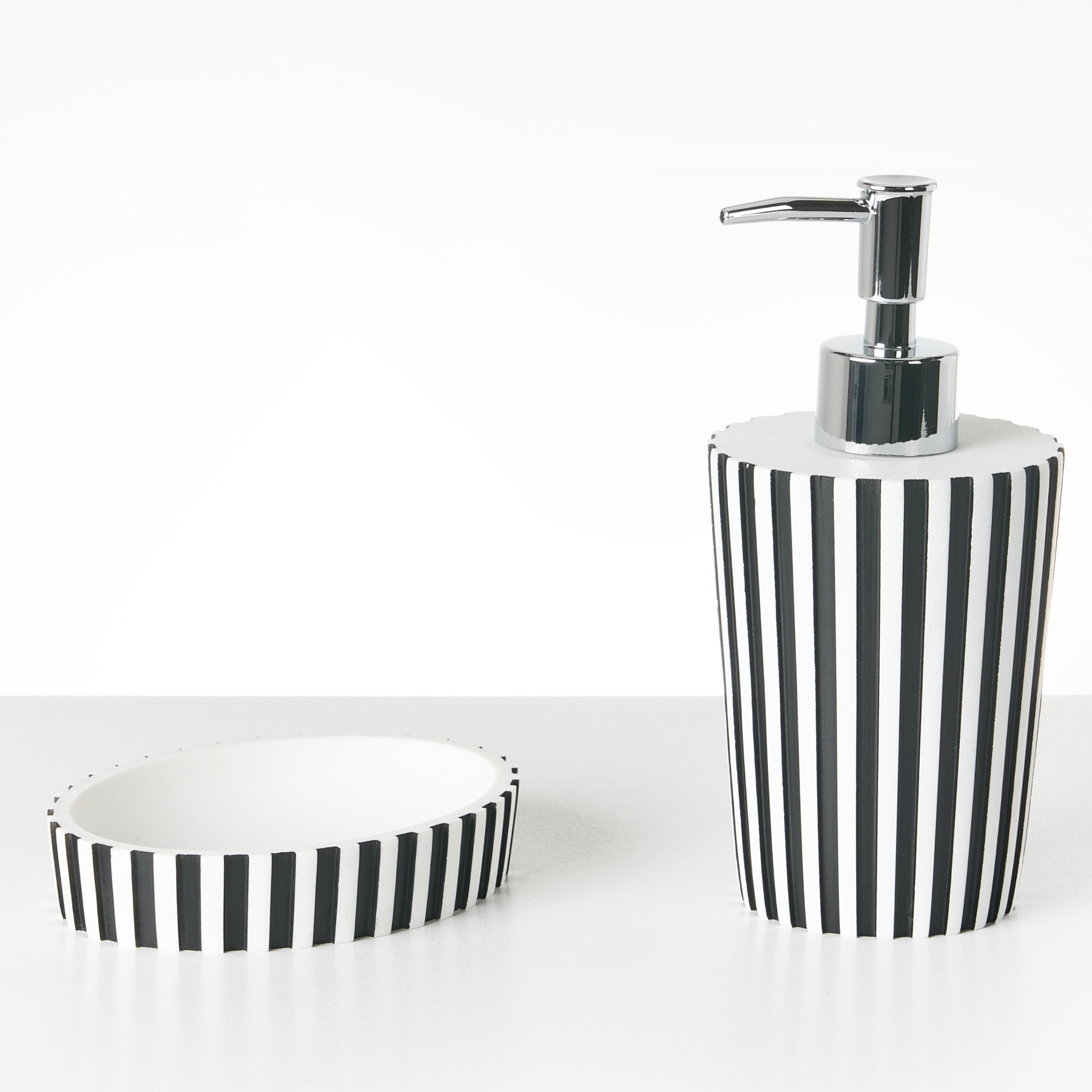Beliani - LIRCAY - Badkameraccessoireset - Zwart|Wit - Polyresin
