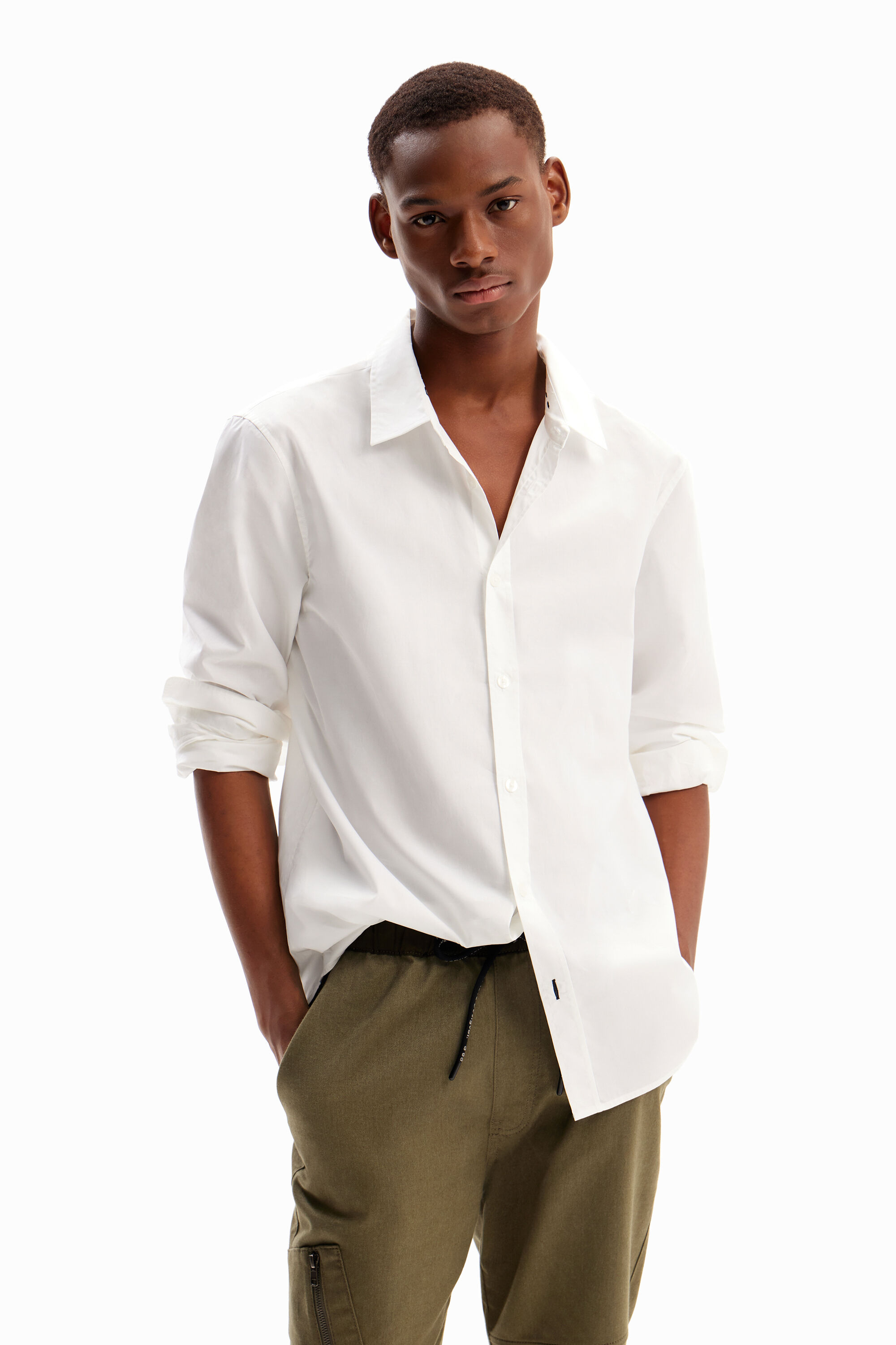 Camisa básica com detalhes contrastantes