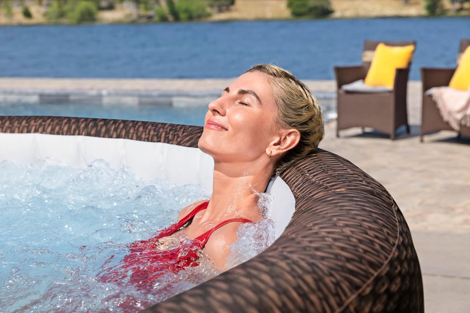 Bestway® Lay-Z-SPA® Energiespar-Whirlpool Bali AirJet™ mit App-Steuerung + integrierter UltraFit™ -Pumpeneinheit, für 7 Personen Ø 216 x 71 cm, Rattan-Optik (Schokobraun)