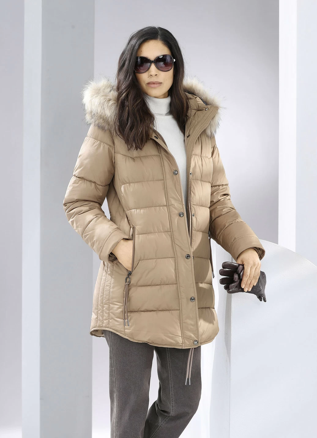 Funktionsjacke mit figurfreundlicher Längssteppung seitlich