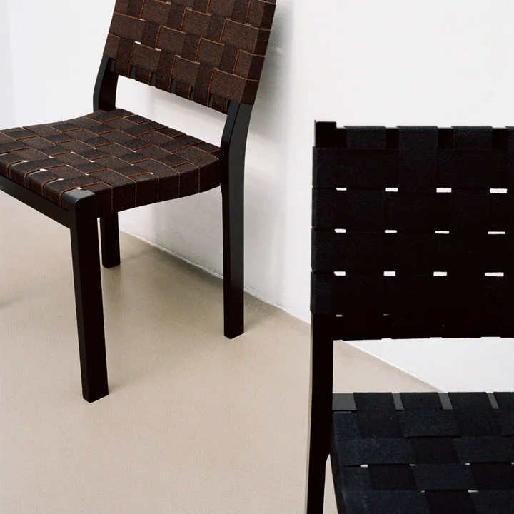 Artek - Stuhl 611, Birke klar lackiert / Leinengurte schwarz