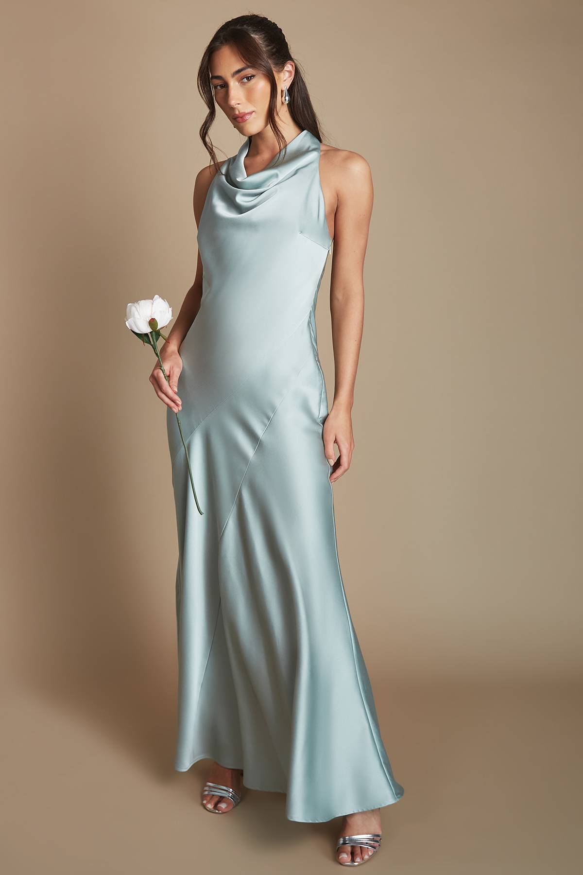 Oasis Robe Longue De Demoiselle D'honneur En Satin Vert Sauge Col Bénitier Dos Nu