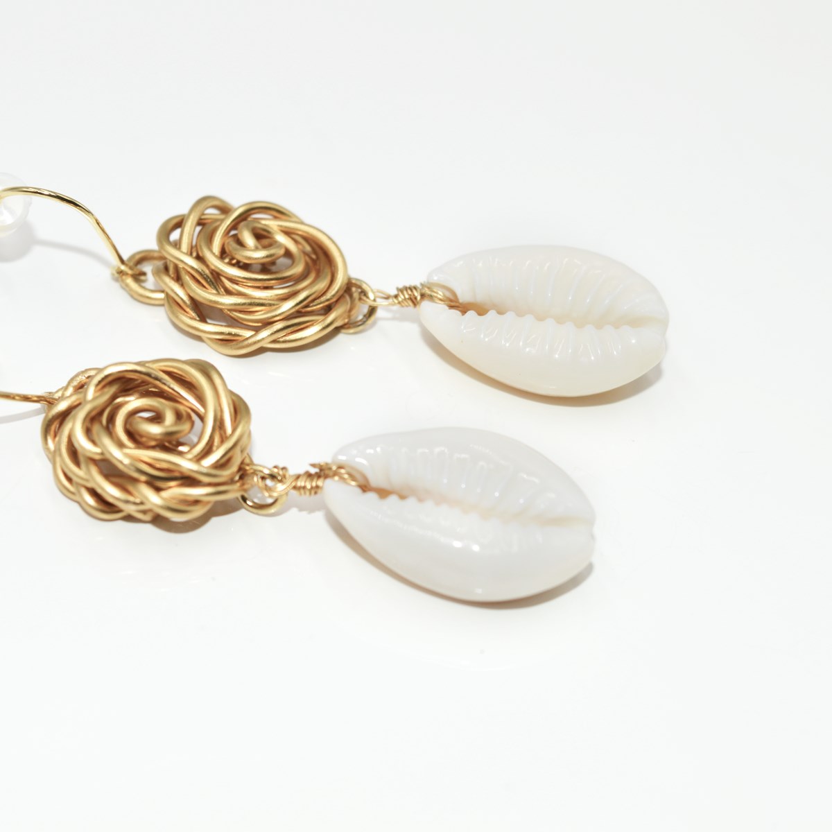 Boucles d 'oreilles  en fil de cuivre torsadé à la main cauris- Gold filled
