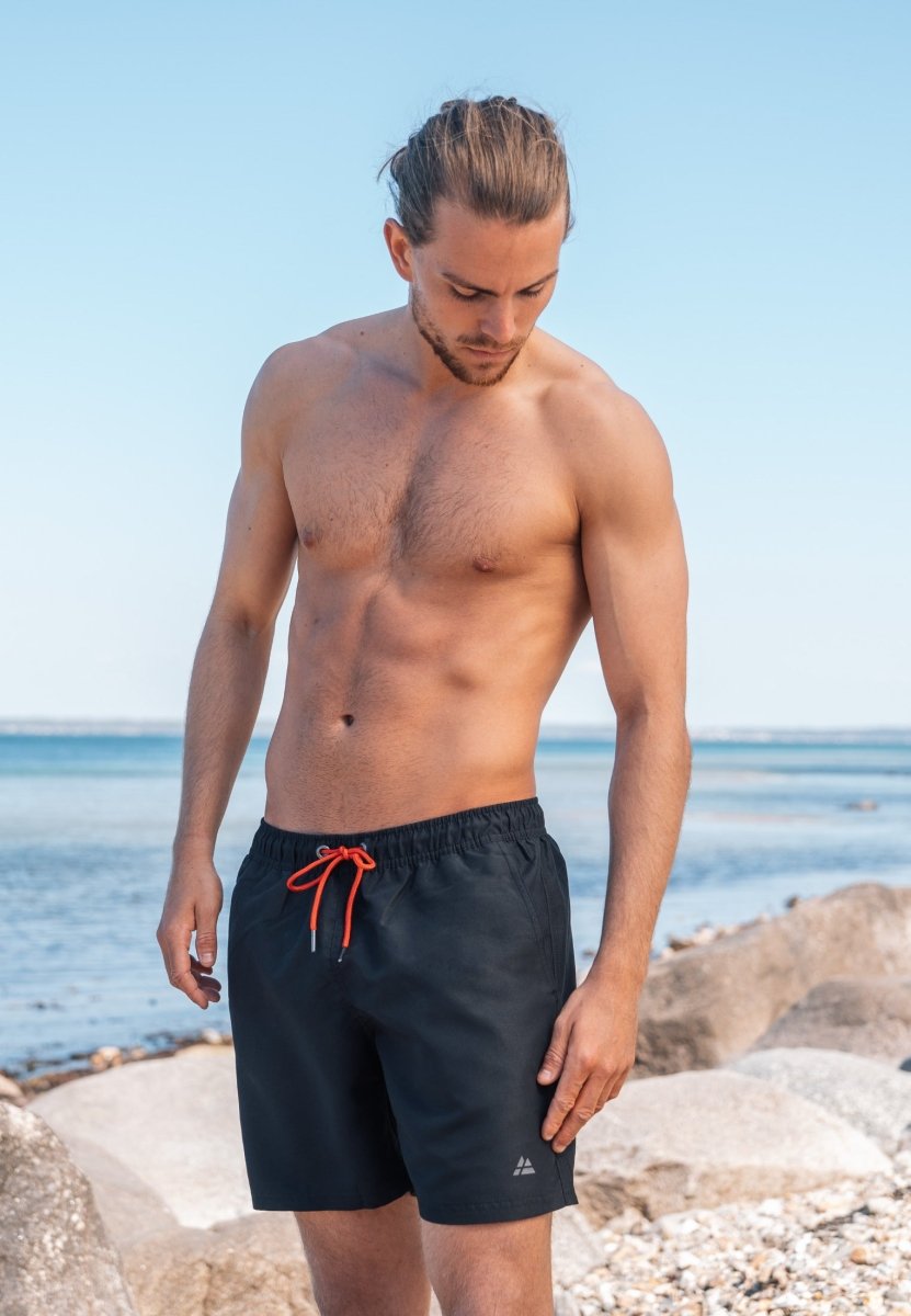 HURTIGTØRRENDE BADESHORTS TIL MÆND