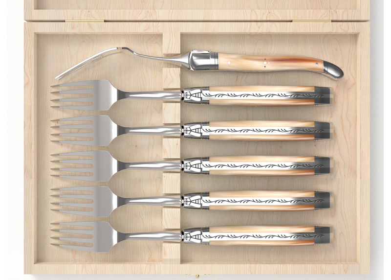 Service de 6 fourchettes Laguiole avec un manche en pointe de corne blonde et mitres en acier inoxydable