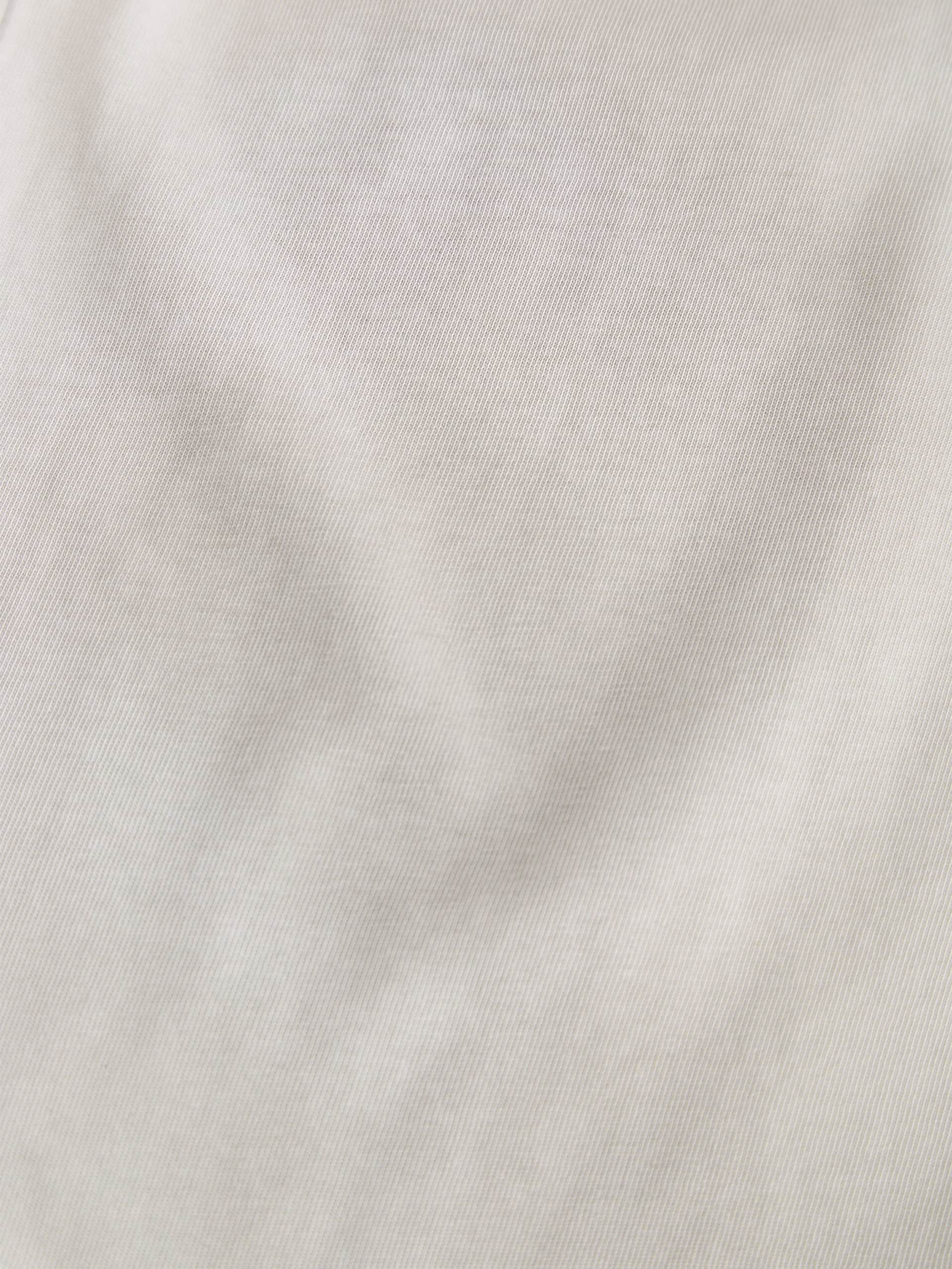 Camiseta com logo desbotado