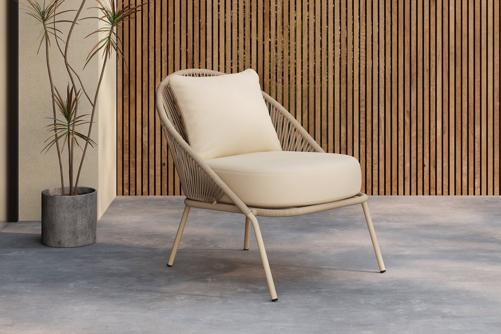 Lindos hagestol Hagestol med beiglakkert ramme, beige tau og med beige puter.