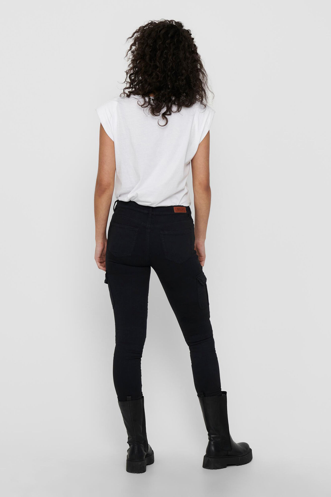 Calça jeans estilo cargo com bolsos laterais