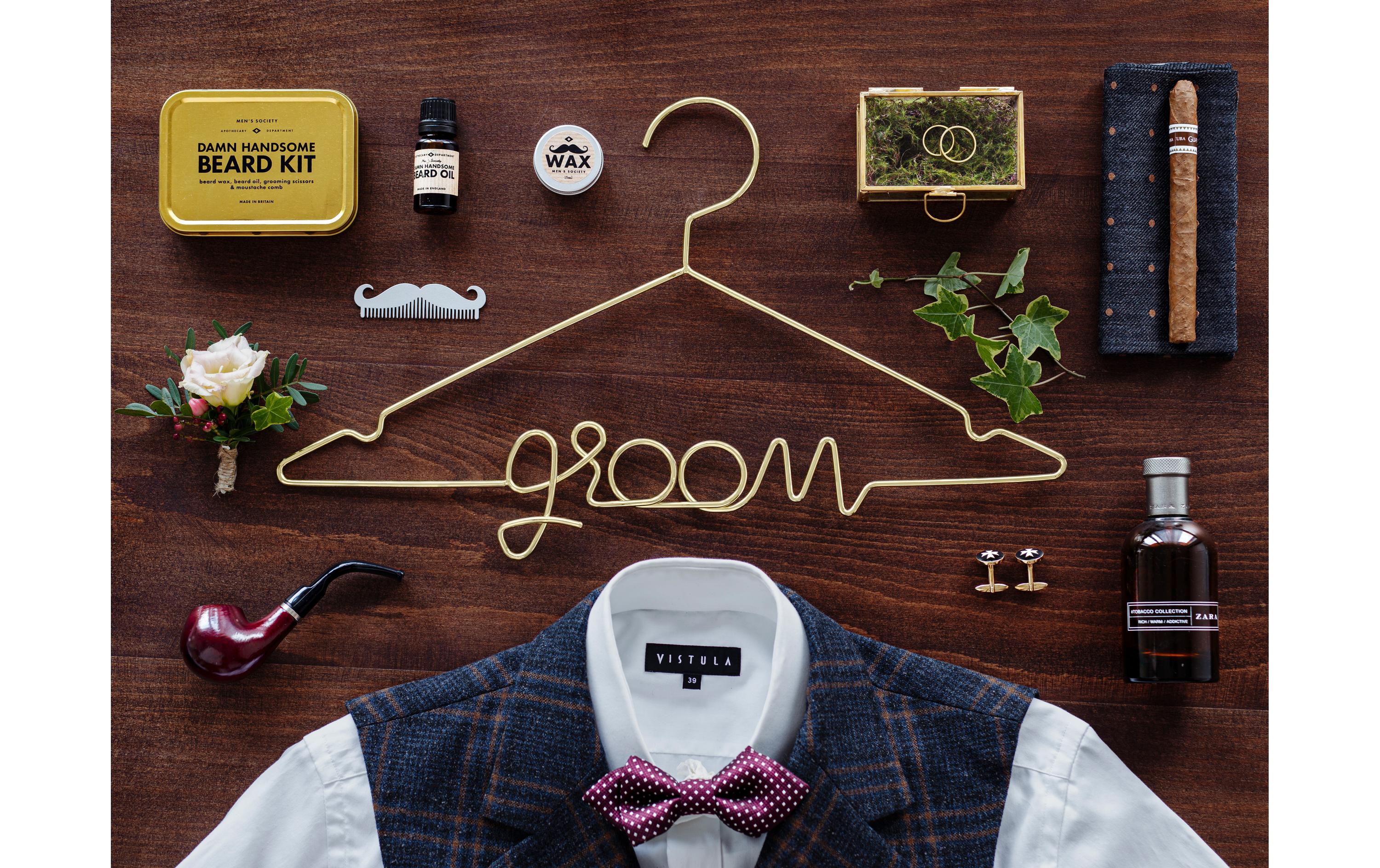 Hochzeitsaccessoire Kleiderbügel Groom 45 x 27 cm, GoldBügel zum Aufhängen vom schönen Anzug passend zum Hochzeitskleid