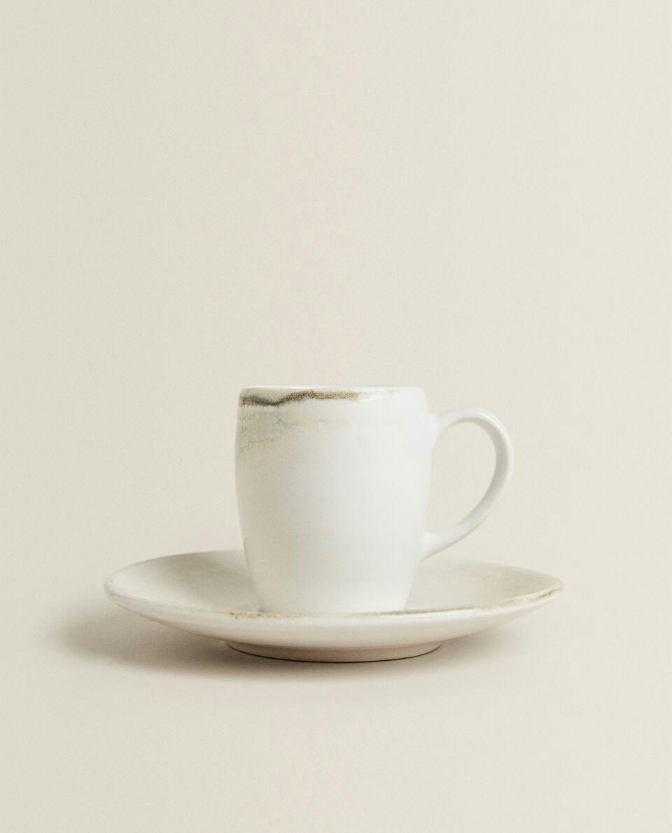 Xícara de café e pires de cerâmica