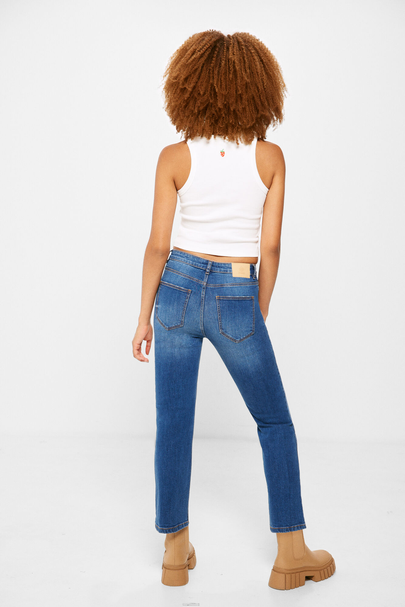 Calça jeans flare com lavagem sustentável