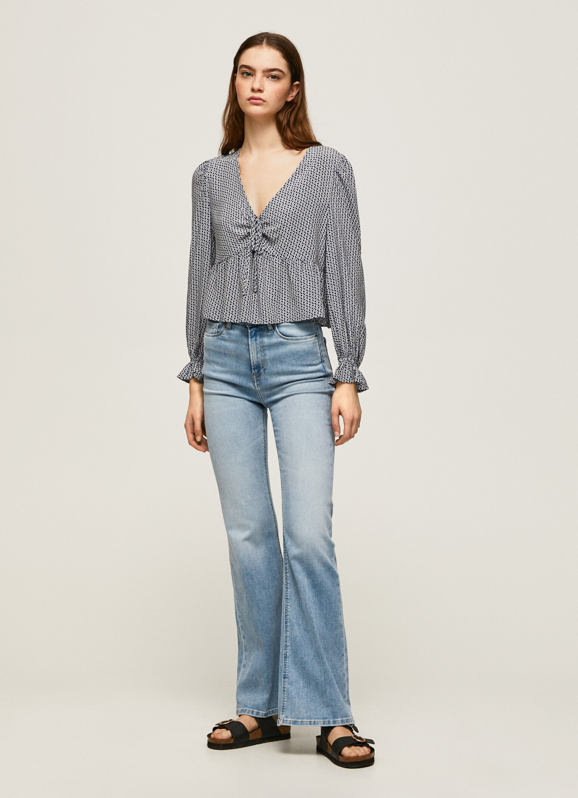 Blusa com estampa de logotipo por toda a peça - multicolorida
