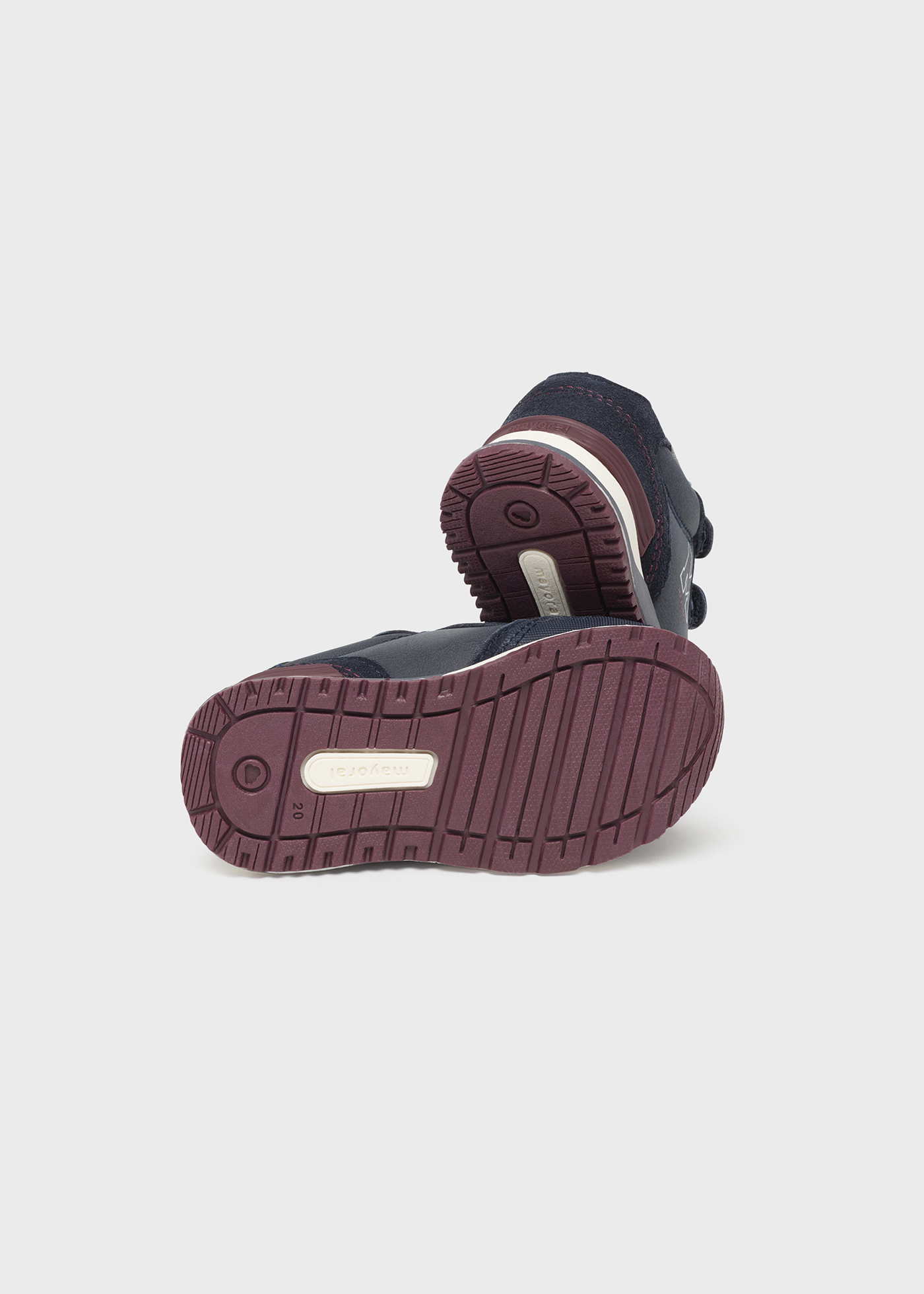 Tênis de couro para bebê com fecho de velcro