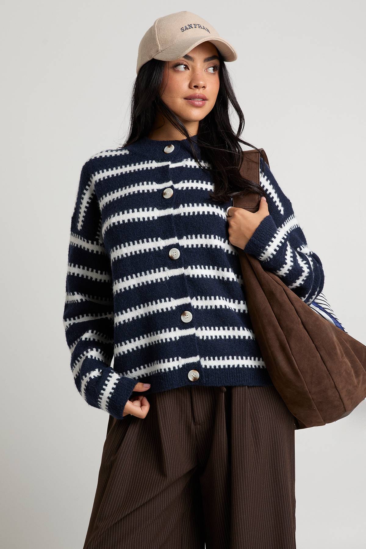boohoo Cardigan boutonné à encolure haute aux rayures super douces