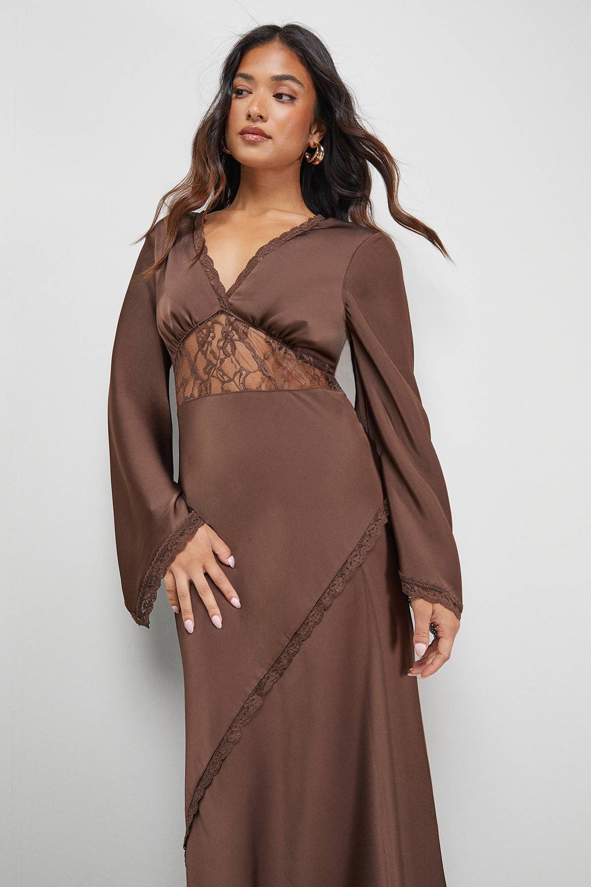 Warehouse Robe Midi Petite en Satin avec Insert en Dentelle et Manches Évasées