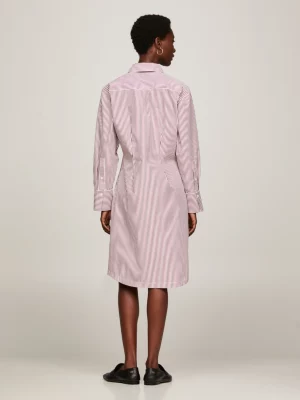 Vestido camisa listrado com cintura marcada e modelagem solta