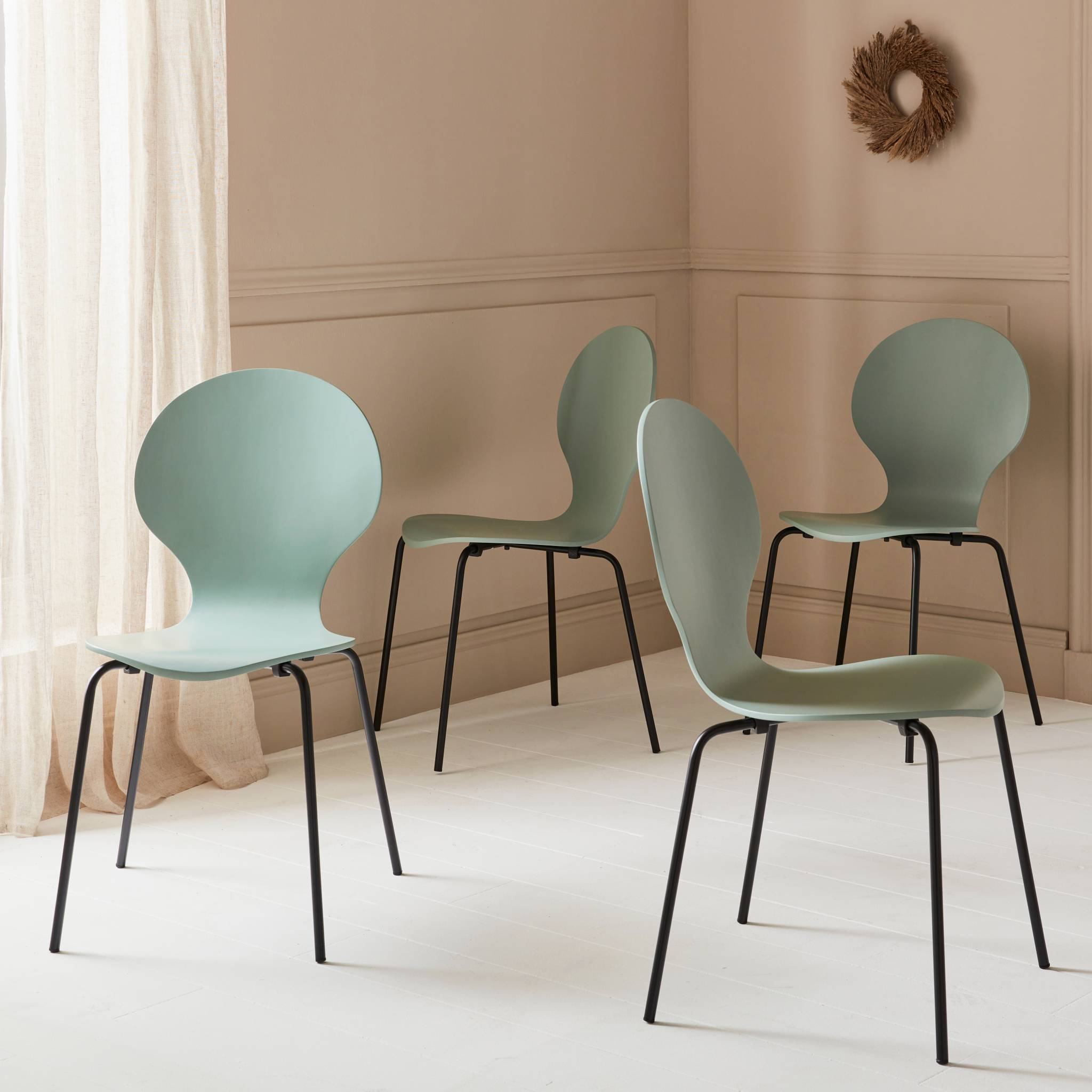 Lot de 4 chaises vert céladon. Rétro empilables. Bois d'hévéa et contreplaqué. Pieds en acier. Naomi. L 43 x p 48 x h 87cm