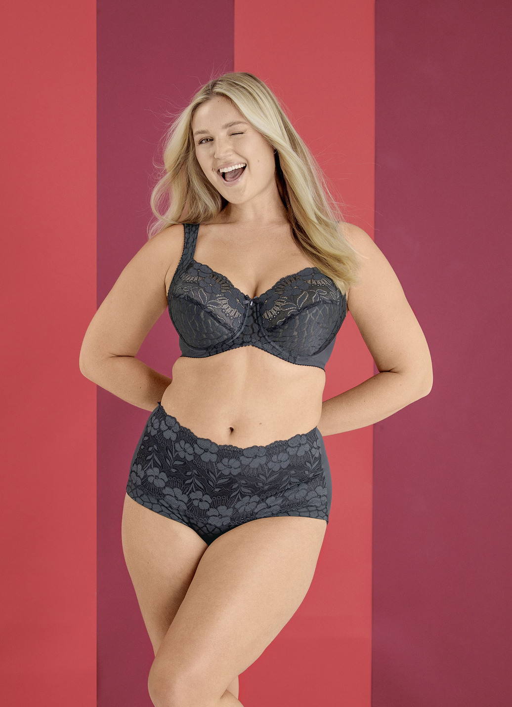 Miss Mary Miederslip mit unterlegter Elastikspitze im Vorderteil