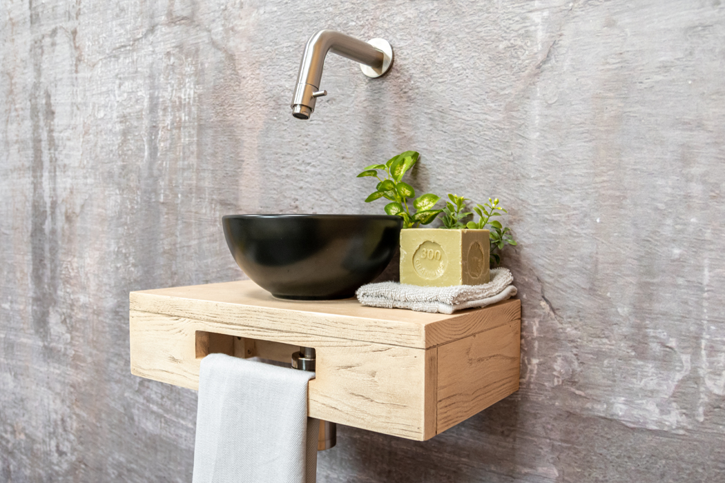 Saniclear Seba fonteinset met eiken plank, zwarte waskom en RVS kraan voor in het toilet