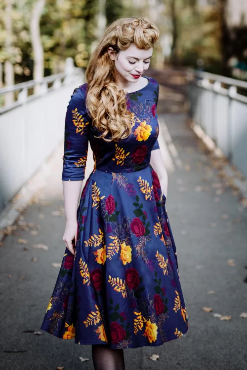 Topvintage Boutique Collection Exclusief bij Topvintage ~Adriana Swingjurk met lange mouwen en bloemen in marineblauw