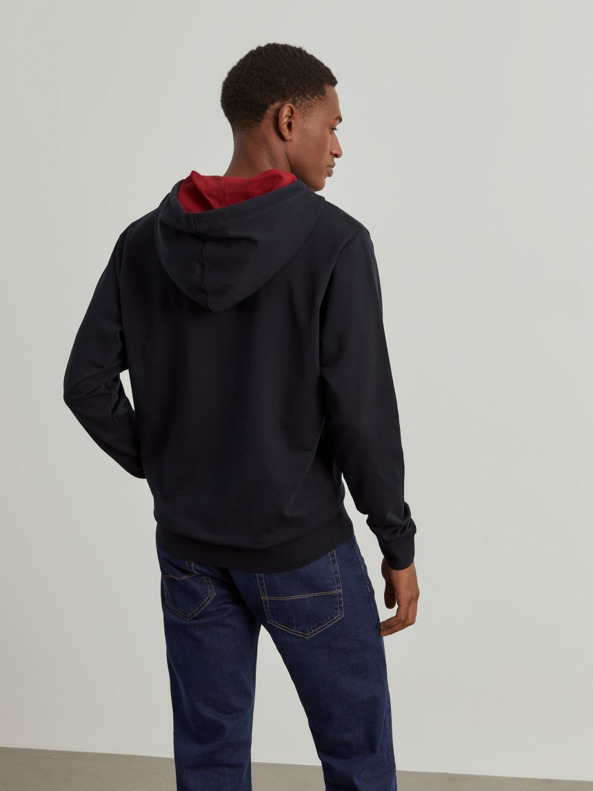 Sweater com estampado e capuz