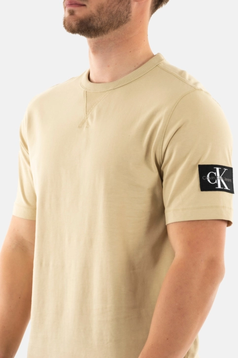Tee shirt calvin klein jeans badge regular rae pale khaki