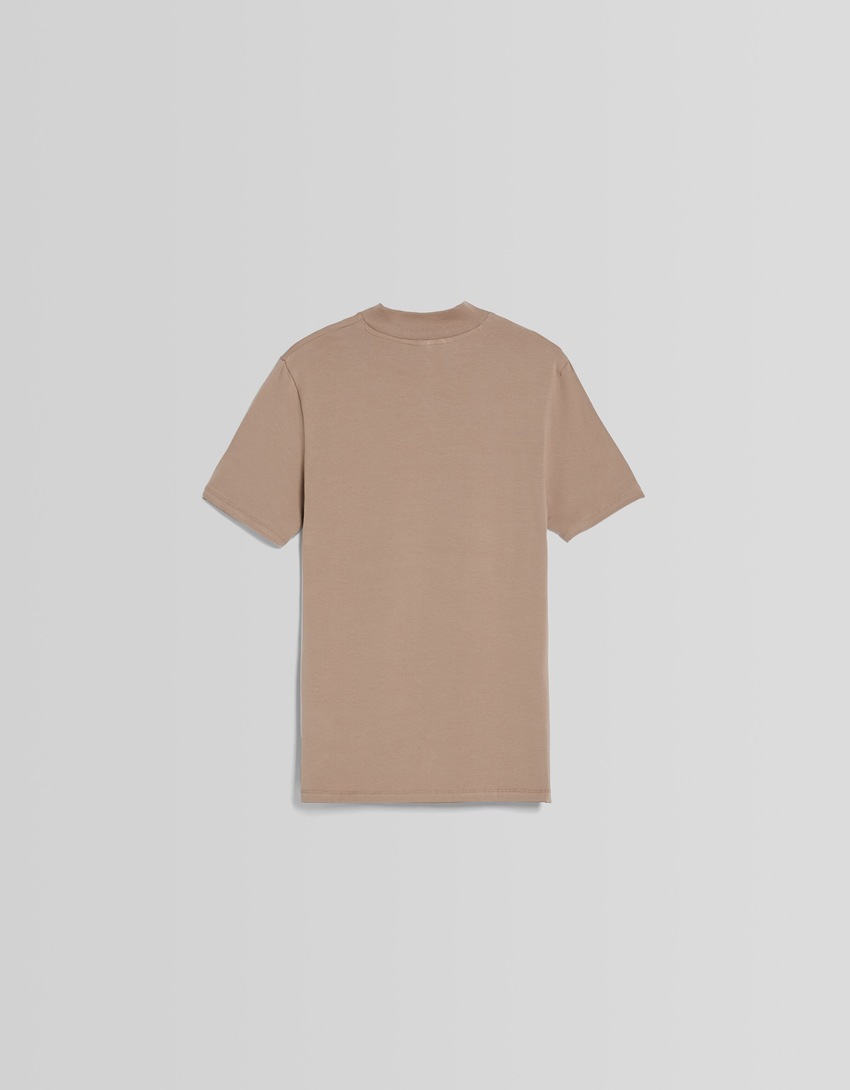 Camiseta de manga curta e gola alta