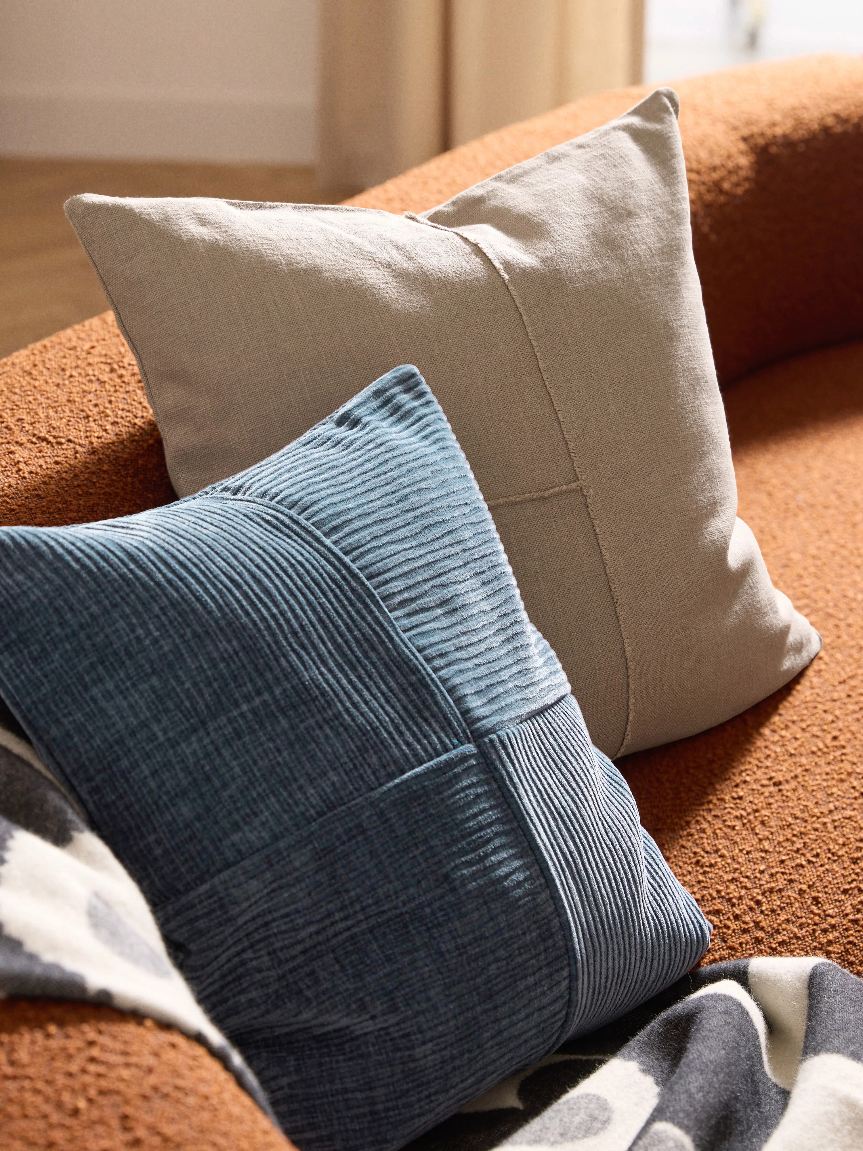 Handgeweven kussenhoes Terre met decoratieve naad