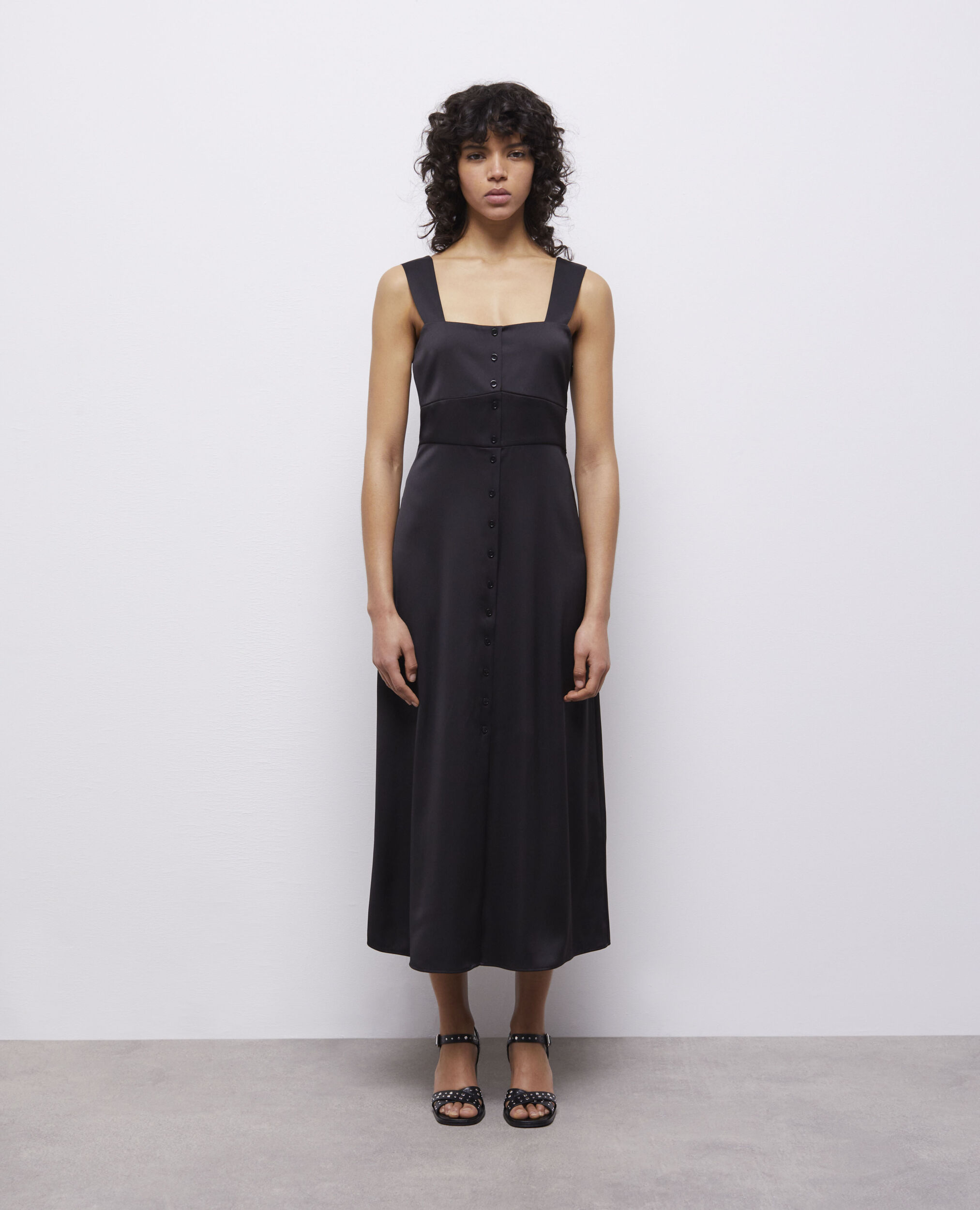 Robe longue noire avec boutonnage