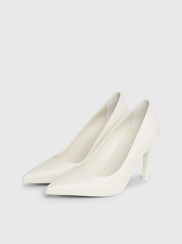 Sapatos de couro com salto agulha